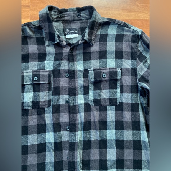 Black and Grey Button Down Flannel in Men’s size Large - Picture 5 of 5